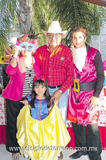 11122010 Elany Constanza Esquivel Silos el día de su piñata junto a sus abuelitos Mary Macías de Silos y Humberto Silos, y su primo Beto Silos.