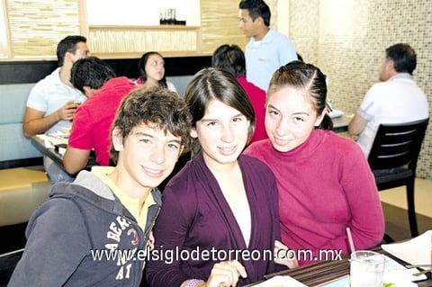 12122010 Santiago, Paulina y Maripily.