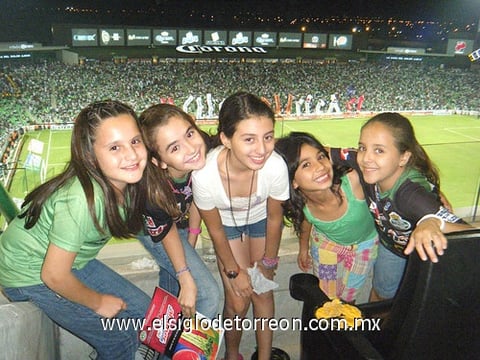 11122010 Aficionadas santista que apoyaron hasta el final a los 'Guerreros'.