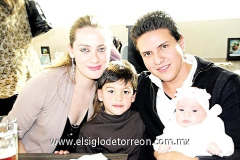 12122010 Paulette de Duarte y Raúl Duarte, con los pequeños Raulito y Romina.