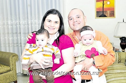 12122010 Ana y Marco Antonio con sus gemelitos Leonardo y Ana Isabel el día que celebraron con una agradable reunión a Marco Antonio Morán.