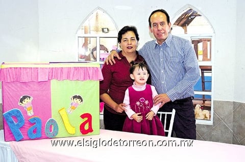 12122010 Claudia Paola Ruiz del Río en compañía de sus papás Eduardo Ruiz Gutiérrez y Patricia del Río Ruiz el día que cumplió dos años de edad y que fue homenajeada con una agradable piñata.