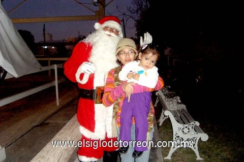 12122010 Carmelita junto a Santa Clos.