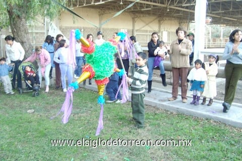 12122010 Fernando y Christian cargando Los Peregrinos para pedir posada.