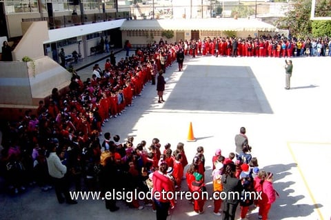 12122010 Grupo de alumnos y maestros presentes en la bendición del padre don Gerardo Zataráin.