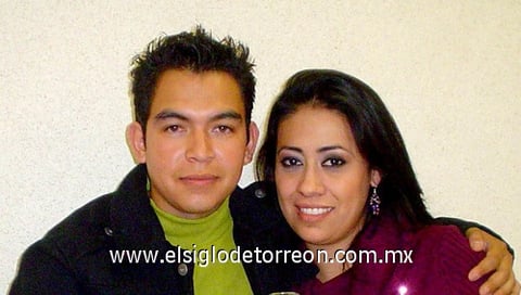 12122010 Muy contentos se mostraron el señor Alfredo Navarro Martínez y la señora Diana García Leyva, durane el festejo de su hijita Camila.