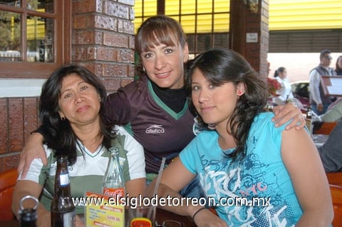 11122010 Ángeles Meléndez, Mariana Ríos y Lety Orozco.