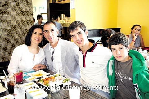 12122010 Pily, Darío, Darío Jr. y Gabriel.
