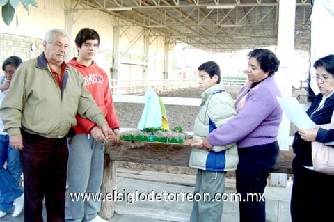 12122010 Daniel pegándole a la piñata en la posada del Centro de Equinoterapia.