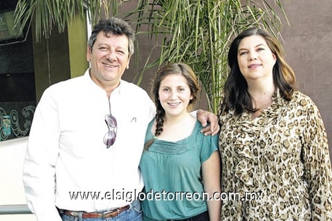 12122010 Gustavo Marcos, Érika Marcos y Lulú González de Marcos.