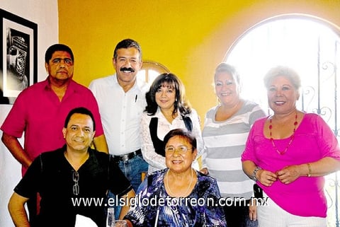 12122010 Ignacio Arellano, Rolando Cruz, María del Socorro Ramos, María Elena Araluce, Esperanza Limones y Amira Briseño; festejaron el cumpleaños de Guillermo Leiva.