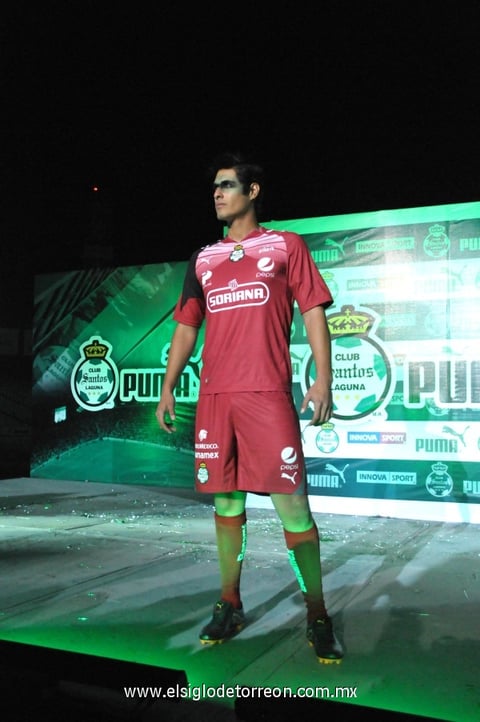 El segundo uniforme de portero en color rojo impresionó al público.