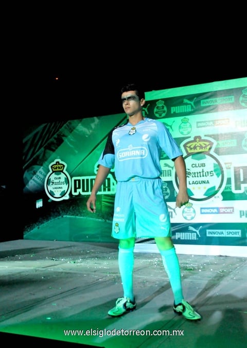 El uniforme de portero, inspirado en el diseño del italiano Gianluigui Buffon.