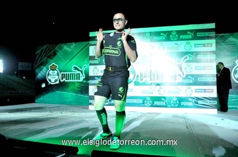 El de visitante es de color negro con vivos verdes.