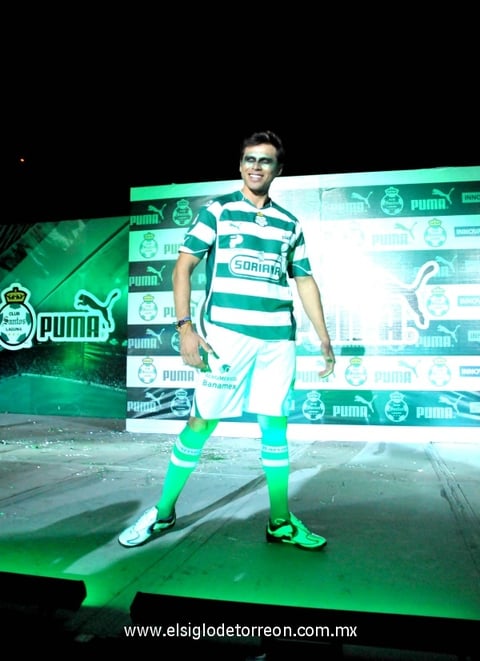 El nuevo jersey de local de Santos Laguna es de color verde y blanco con las tradicionales franjas verticales al frente, y por la espalda totalmente Verde Poder.