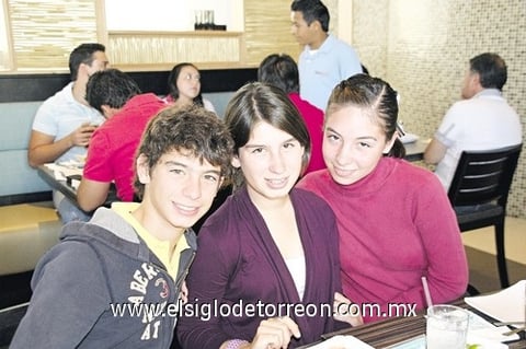 12122010 Santiago, Paulina y Maripily.