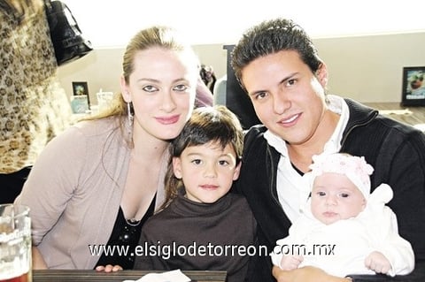 12122010 Paulette de Duarte y Raúl Duarte, con los pequeños Raulito y Romina.
