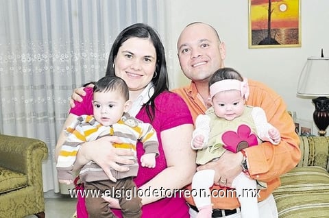 12122010 Ana y Marco Antonio con sus gemelitos Leonardo y Ana Isabel el día que celebraron con una agradable reunión a Marco Antonio Morán.