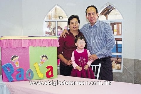 12122010 Claudia Paola Ruiz del Río en compañía de sus papás Eduardo Ruiz Gutiérrez y Patricia del Río Ruiz el día que cumplió dos años de edad y que fue homenajeada con una agradable piñata.
