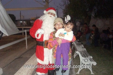 12122010 Carmelita junto a Santa Clos.