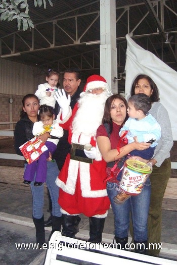 12122010 Familia Villarreal disfrutando de la posada.
