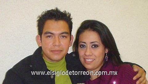 12122010 Muy contentos se mostraron el señor Alfredo Navarro Martínez y la señora Diana García Leyva, durane el festejo de su hijita Camila.