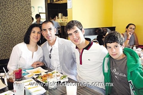 12122010 Pily, Darío, Darío Jr. y Gabriel.
