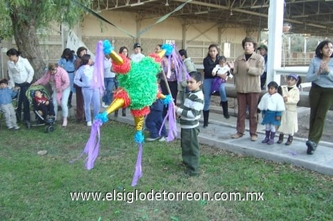12122010 Fernando y Christian cargando Los Peregrinos para pedir posada.