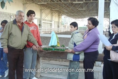 12122010 Daniel pegándole a la piñata en la posada del Centro de Equinoterapia.