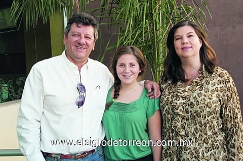 12122010 Gustavo Marcos, Érika Marcos y Lulú González de Marcos.