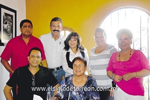 12122010 Ignacio Arellano, Rolando Cruz, María del Socorro Ramos, María Elena Araluce, Esperanza Limones y Amira Briseño; festejaron el cumpleaños de Guillermo Leiva.