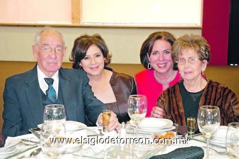 Alfredo y Carmelita Lugo acompañados por sus hijas Tere y Chela.