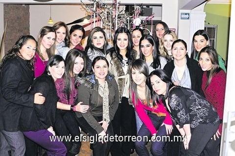 Daniela Magaña acompañada por sus amigas, durante su festejo que le ofrecieron sus hermanas Claudia y Mary y su mamá Josefina de Magaña.