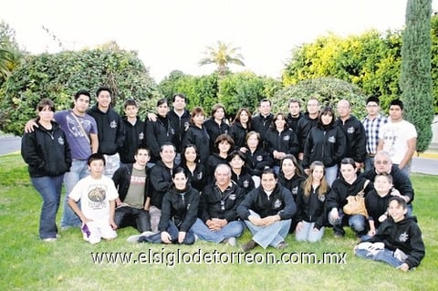 Reunión familiar, en ocasión de la visita de Óscar Rodríguez Perales; acompañado por sus hijos.