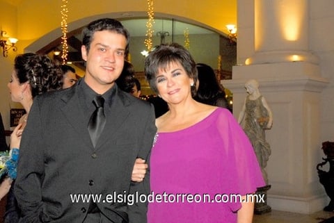 Juan José Sánchez acompañado por su mamá.