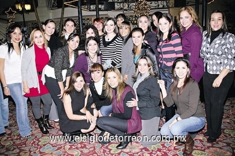 Daniela Castellanos de Quiñones, en compañía de familiares y amigas.