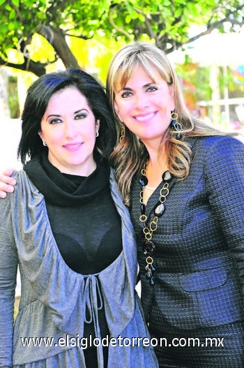 Lourdes Belausteguigoytia y Blanca Román.