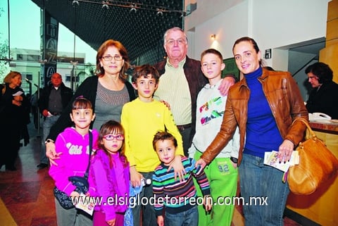 Óscar y Amanda de Aguirre, acompañados por Mayté y sus nietos Santy, Diego, Samy, María Teresa y Leonardo.