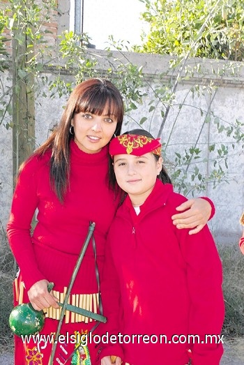 Claudia con su hija Debie Medrano.