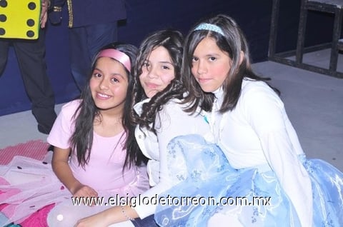 20122010 Leslie, Clarissa y Damaris.