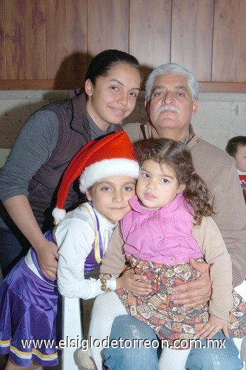 20122010  García en compañía de sus nietas Cynthia, Marla y Natalia.