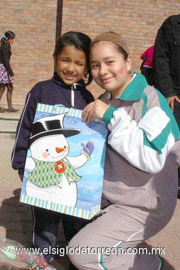 21122010 Alejandra y Miriam en reciente festejo navideño.