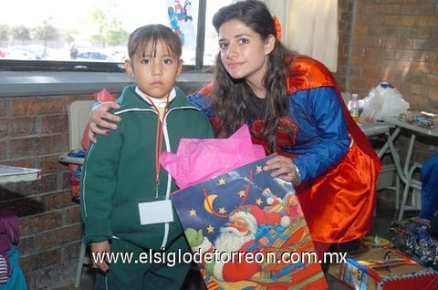 21122010 María Fernanda y Alma en reciente posada navideña.