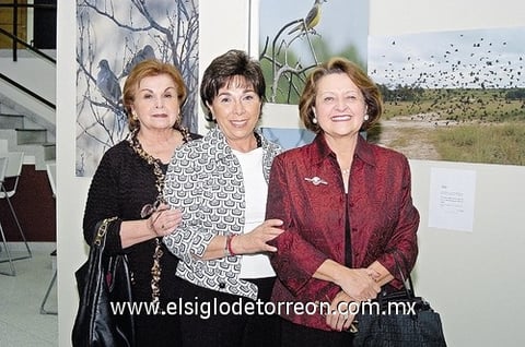 21122010 María, Anita y Lucía fueron captadas por la lente de El Siglo en reciente acontecimiento social, mientras pasaban un grato momento.