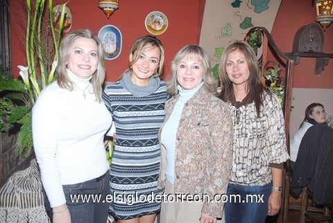 21122010 Èrika Garciamora González, con sus cuñadas Claudia, Myrthala y Tere Aguiñaga.
