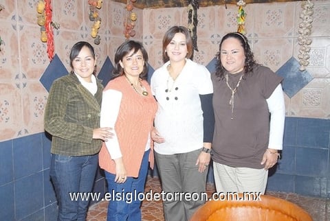 21122010 Ivonne Janeth Abularach de López acompañada de sus amistades durante la reciente fiesta de canastilla organizada en su honor.