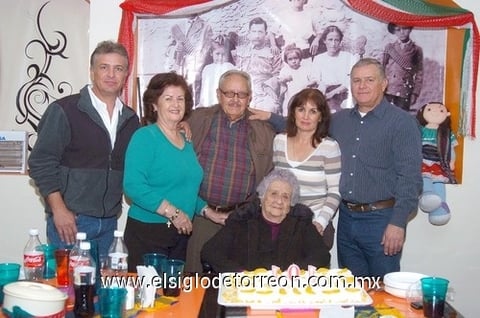 21122010 Roberto, Rosantina, Ángel, Rosantina, José Ángel y abuelita Catalina en reciente festejo con motivo de su onomástico.