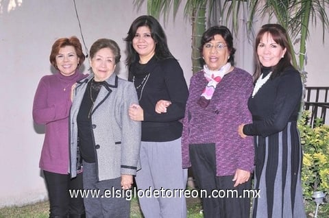 21122010 Daniela Magaña de Serrano acompañada de sus hermanas Claudia y Mary Magaña, su mamá Josefina de Magaña y Rocío y Paty Magaña el día que fue celebrada con una agradable fiesta de canastilla.