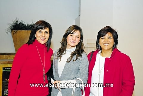 21122010 Lourdes, Valeria y Diana.