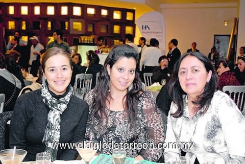 21122010 Ángeles Vela, Ale García y Ana Rodríguez, captadas en reciente evento social.